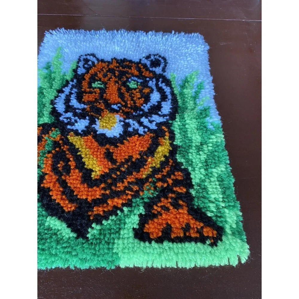 Vintage 70s MCM Handmade Tiger Latch Hook Yarn Wall Rug Tapestry Tiger 21” X 15”